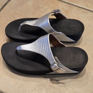 New Fitflop The Skinny Silver Leather Reptile Print Womens Thong Wedge Sandals